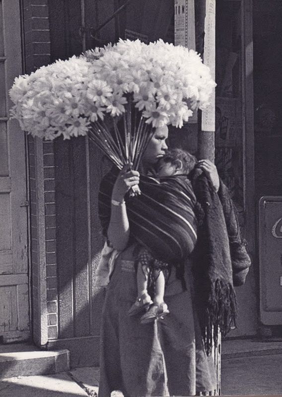 Madre con flores para el día de la madre.