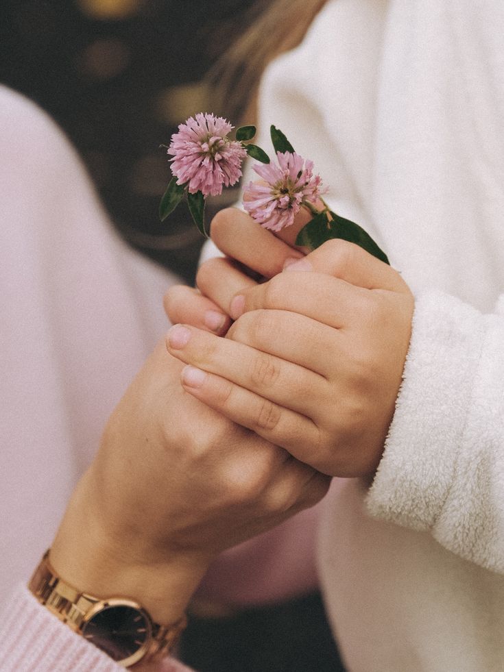 Manos con flores para el dia de la madre