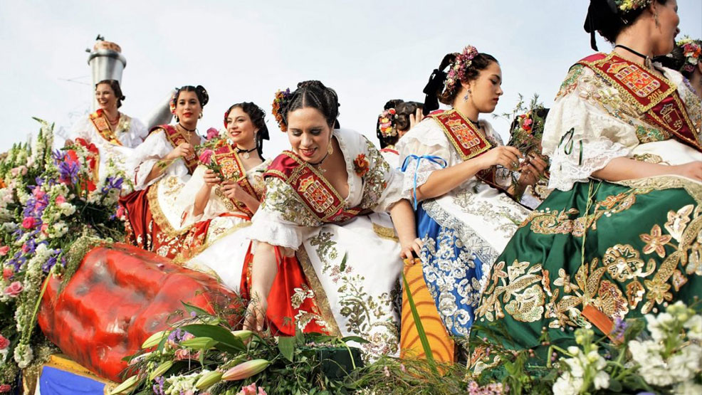 Esta imagen corresponde al desfile de la Batalla de las Flores o al Bando de la Huerta, eventos emblemáticos de las Fiestas de Primavera en Murcia.