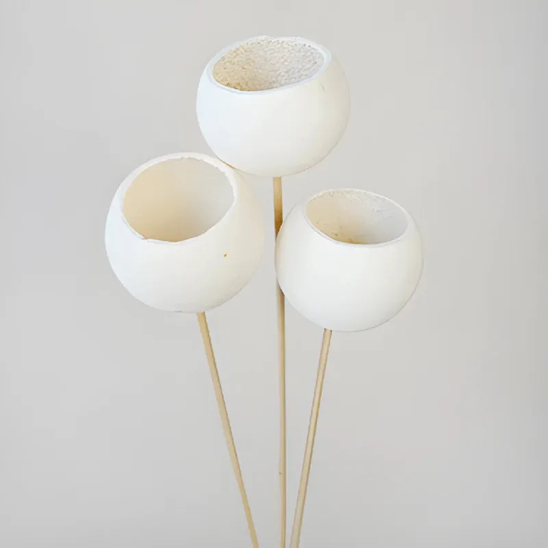 Tres piezas de Bell Cup de color blanco dispuestas verticalmente con tallos largos sobre un fondo neutro.