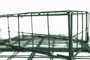 Detalle del cierre y estructura de la rejilla de plástico para floristería.