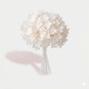Hortensia preservada de color azul celeste pastel en un jarrón de cerámica blanca minimalista.