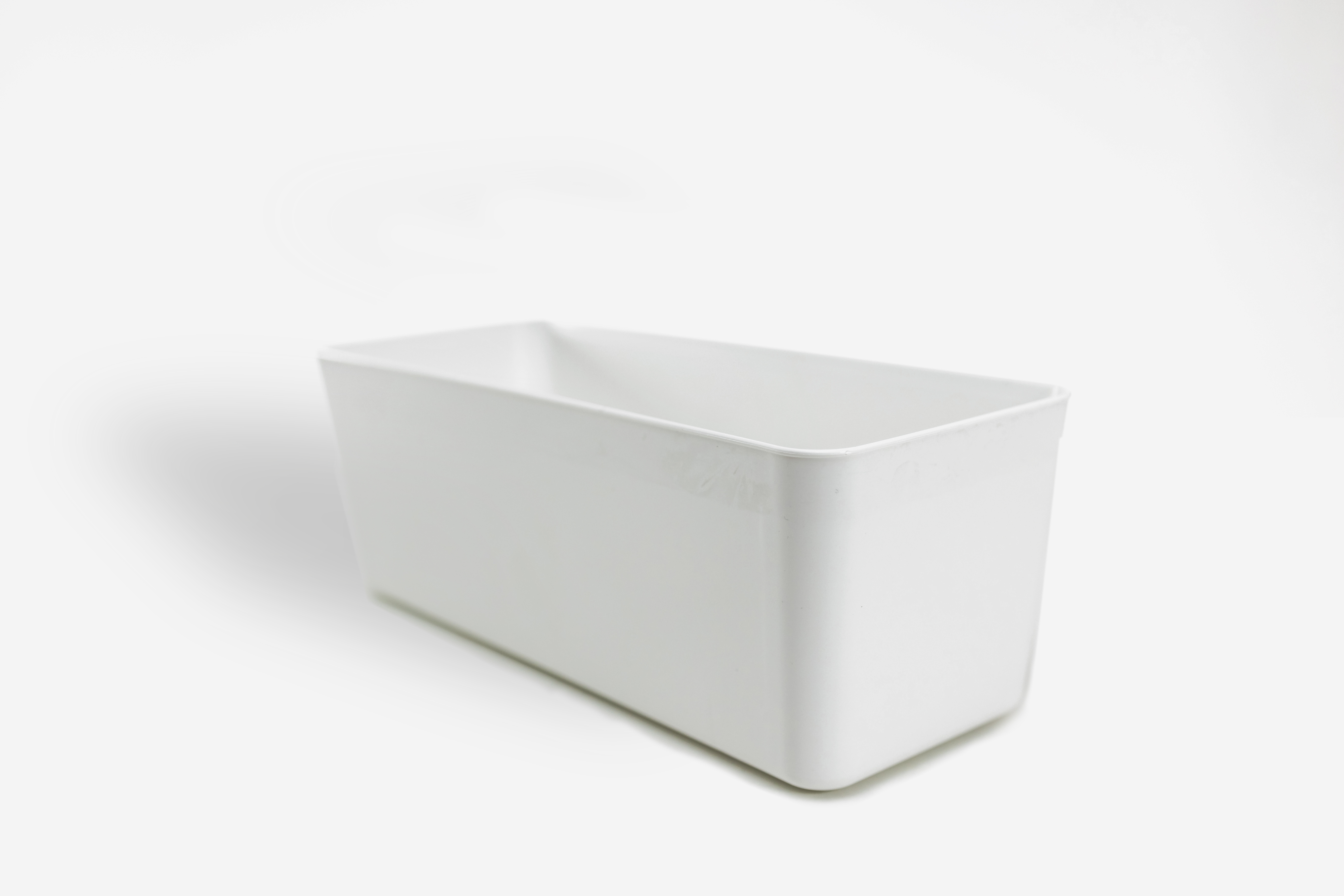 Jardinera blanca rectangular de plástico para centros de mesa y arreglos florales.