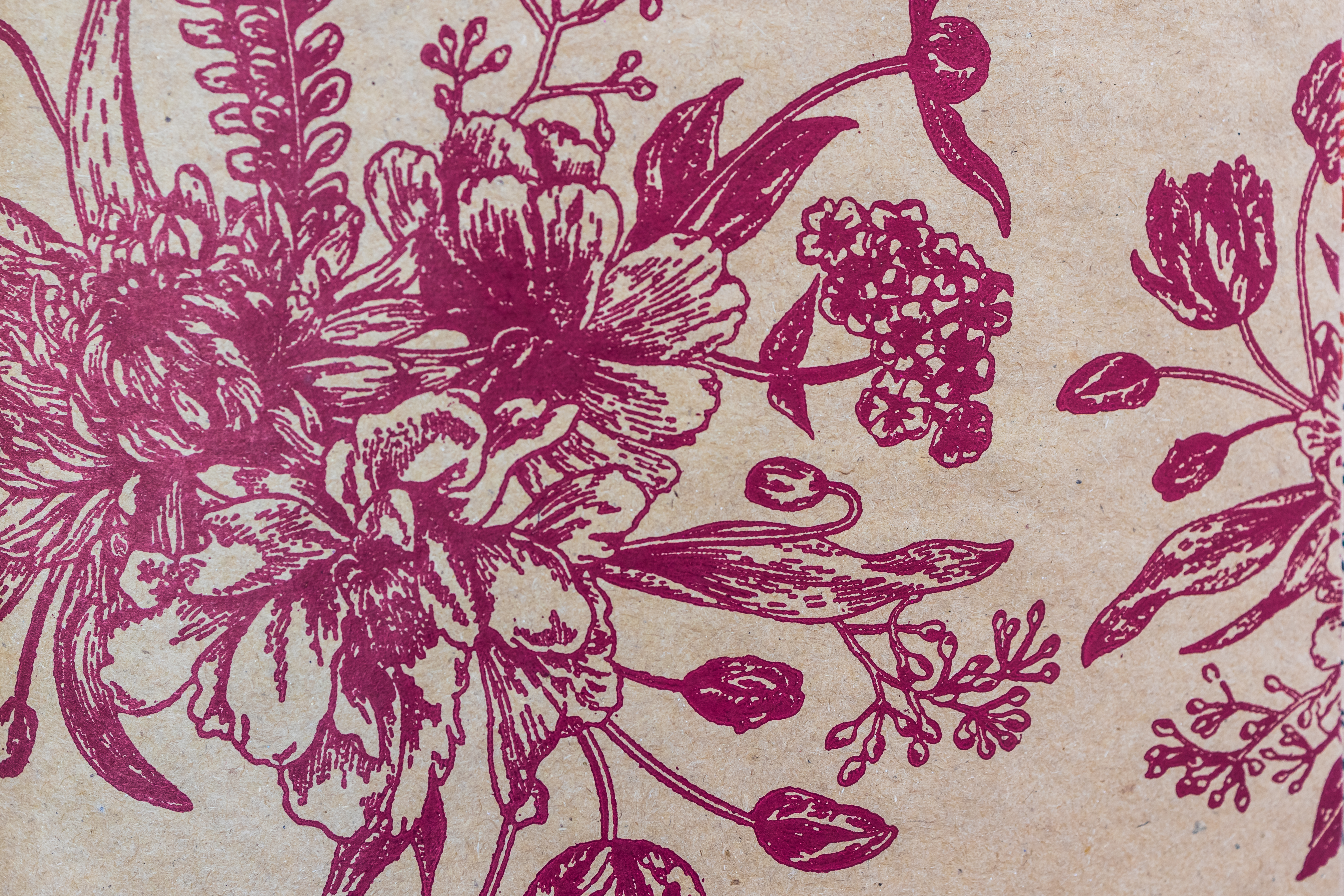 Papel kraft con estampado floral en color vino para envoltorios románticos y vintage.