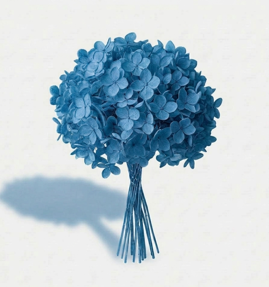 Gran ramillete de hydrangea o hortensia preservada de color azul celeste pastel de textura tersa, sobre fondo off-white con sombra suave.