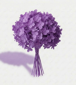 Ramillete atado de hydrangea o hortensia preservada de color púrpura profundo, sobre fondo off-white con sombra suave.