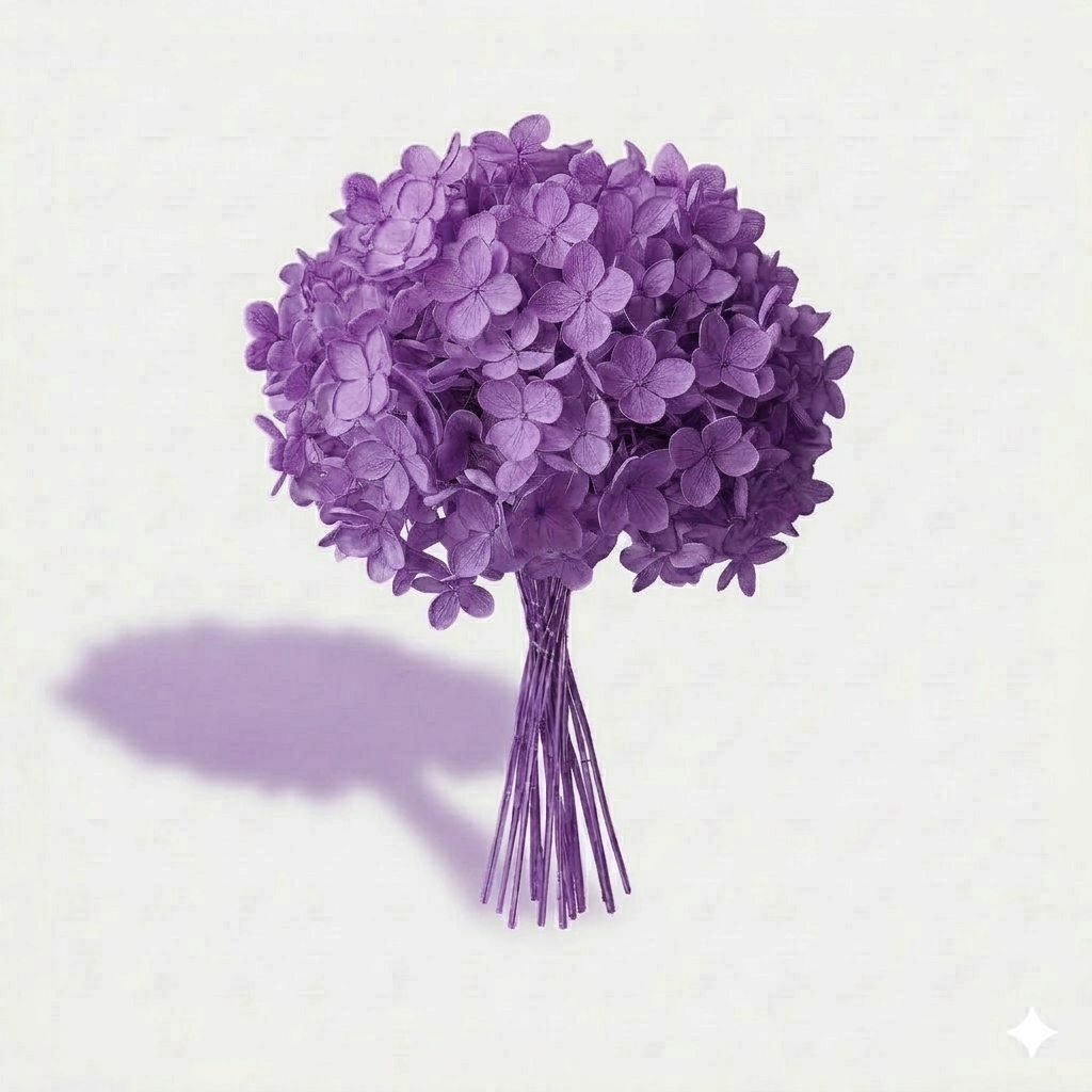 Ramillete atado de hydrangea o hortensia preservada de color púrpura profundo, sobre fondo off-white con sombra suave.