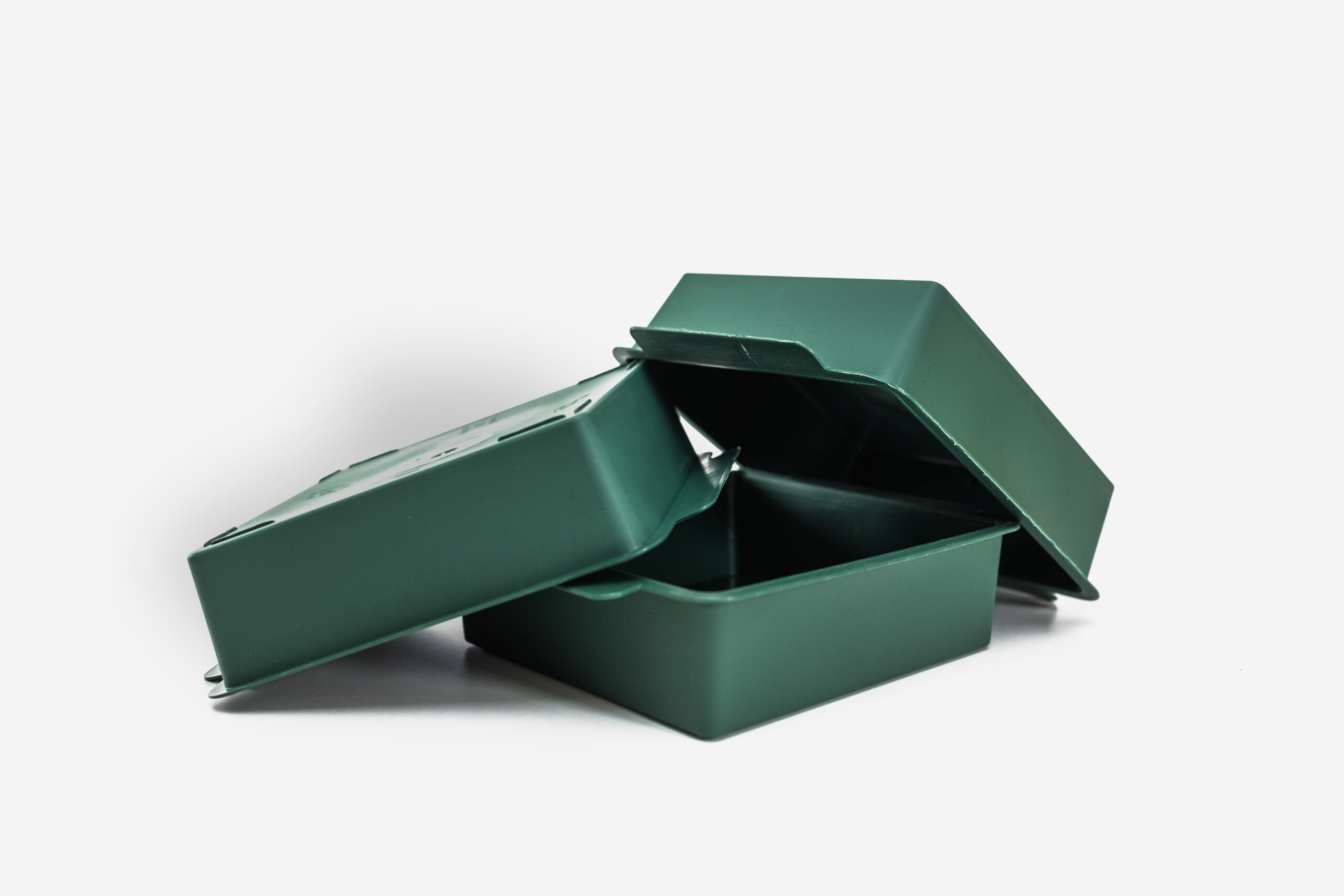 Soporte técnico de rejilla plástica de color verde con media esfera de espuma floral de alta densidad integrada, diseñada para la sujeción estructural de arreglos florales sobre fondo blanco.