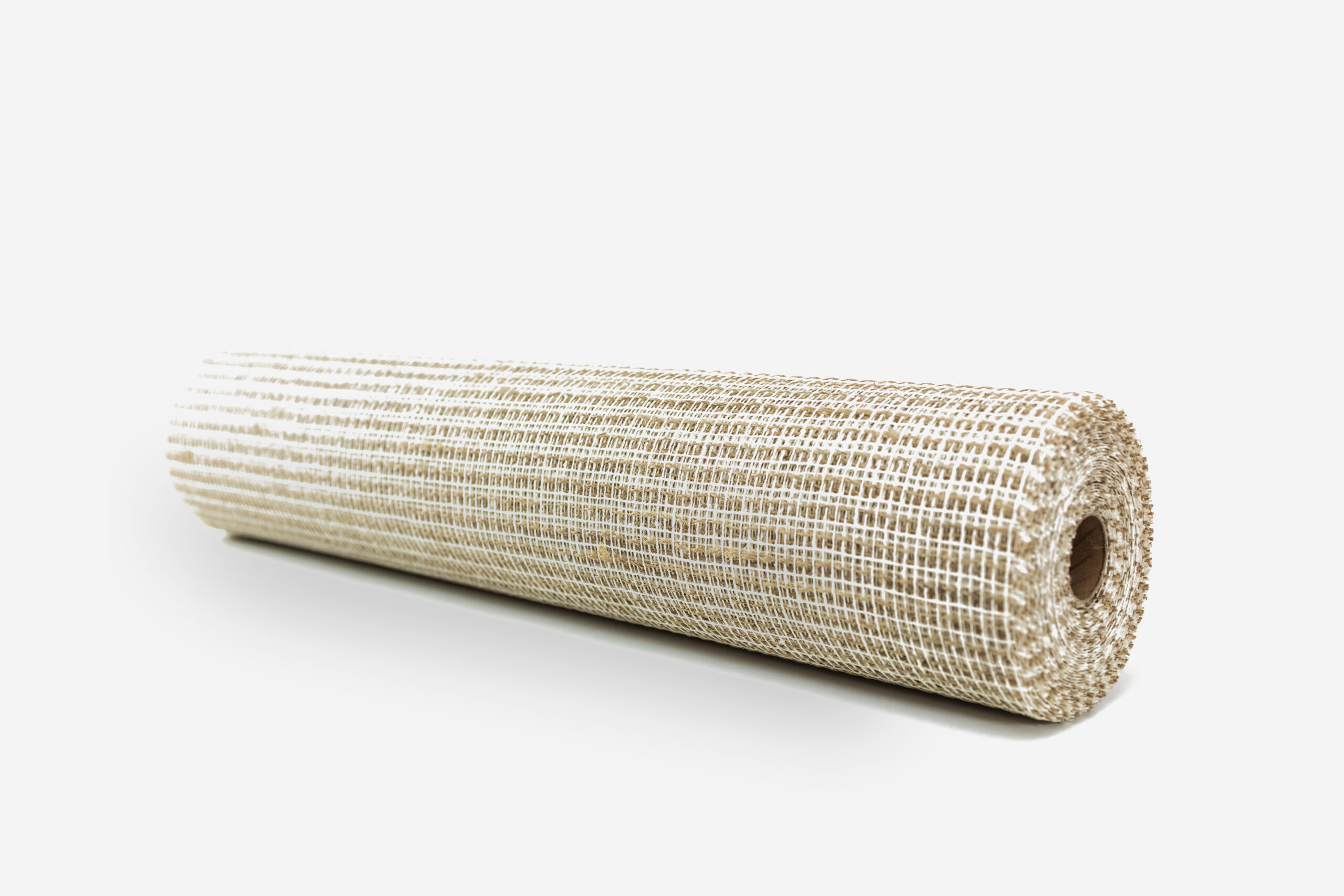 Rollo de tela de yute natural de trama abierta y textura fibrosa, mostrando su color ocre característico y bordes limpios, rodeado de opciones en diferentes tintes cromáticos sobre fondo blanco.