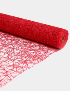 Malla de fibra de sisal natural con trama abierta y textura fibrosa, dispuesta en un rollo que muestra su flexibilidad junto a diversas muestras en colores vibrantes sobre un fondo neutro.