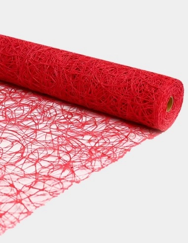Malla de fibra de sisal natural con trama abierta y textura fibrosa, dispuesta en un rollo que muestra su flexibilidad junto a diversas muestras en colores vibrantes sobre un fondo neutro.