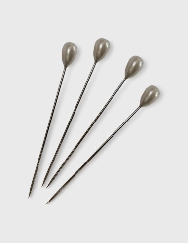 Alfiler decorativo de tallo largo y metálico con cabezal en forma de perla ovalada de acabado satinado, ideal para ramos de novia y trabajos de bisutería floral.