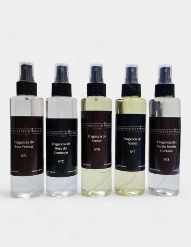 Frasco de fragancia ambiental premium Provocateur, rodeado de elementos botánicos que sugieren una experiencia olfativa intensa, elegante y de alta calidad.