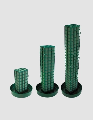 Soporte vertical de esponja floral protegida por una rejilla técnica reforzada y base de anclaje, diseñada para mantener la hidratación en arreglos de gran altura y composiciones columnares.