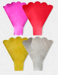 Pliego de material metalizado de alto brillo con efecto espejo, mostrando los reflejos intensos de sus variantes metálicas y una textura lisa impecable sobre fondo neutro.