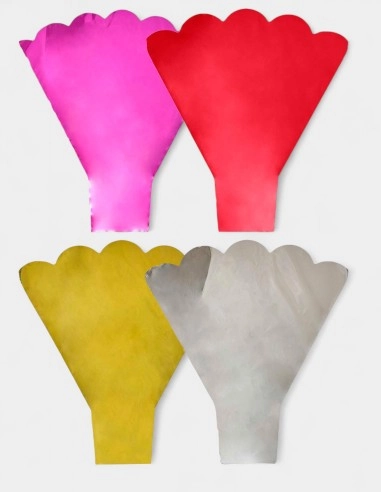 Pliego de material metalizado de alto brillo con efecto espejo, mostrando los reflejos intensos de sus variantes metálicas y una textura lisa impecable sobre fondo neutro.