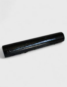 Rollo de film estirable de polietileno en color negro opaco de alta densidad, mostrando su acabado brillante y su capacidad de sellado hermético para el embalaje de palets.