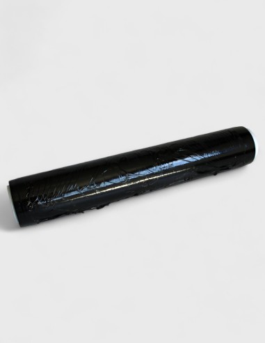 Rollo de film estirable de polietileno en color negro opaco de alta densidad, mostrando su acabado brillante y su capacidad de sellado hermético para el embalaje de palets.