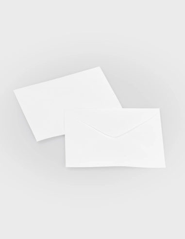 Pack de sobres blancos de alta calidad con acabado mate, diseñados con un corte limpio y solapas engomadas para el envío seguro de tarjetas de felicitación florales.