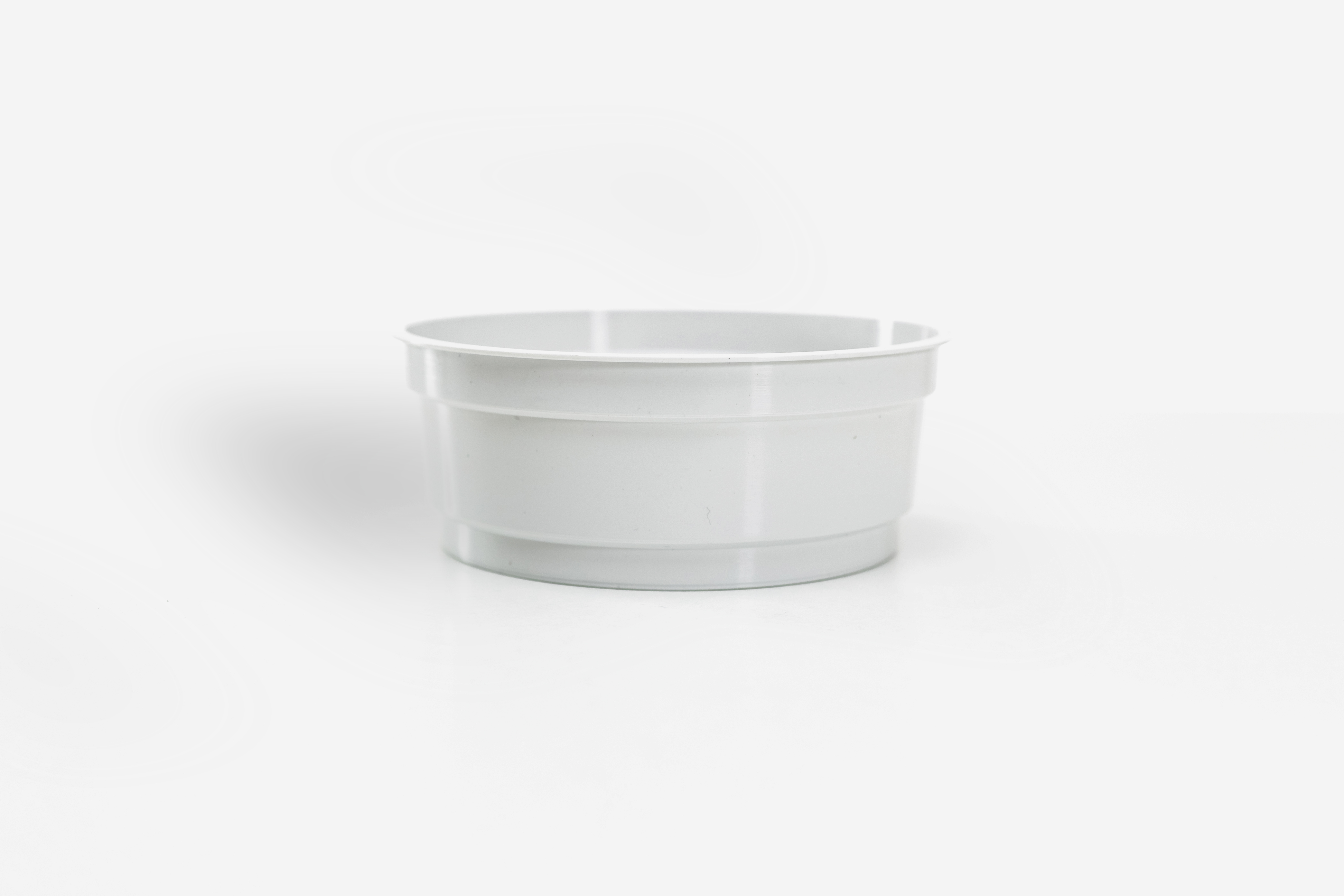 Tarrina circular de polipropileno blanco reforzado de 18 cm de diámetro, con acabado liso satinado y base estable, diseñada para montajes florales hidropónicos o con esponja, sobre fondo blanco.