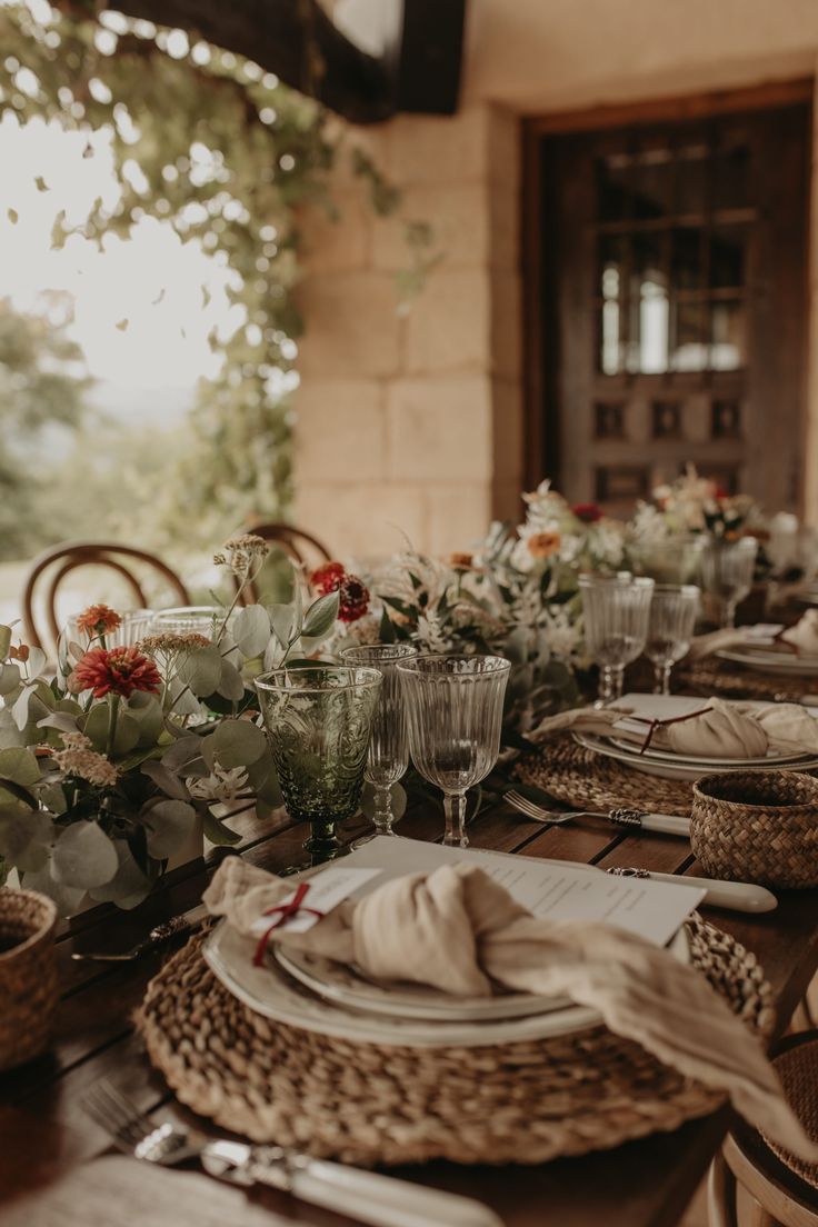Llega el verano, las bodas y el calor. Descubre cómo elegir flores resistentes, el papel clave del asesoramiento y la importancia de la previsión de stock en tu floristería.