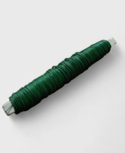 Alambre verde ideal para fijar y estructurar arreglos florales, decoraciones, tallos y todo tipo de trabajos con flores.
