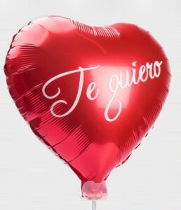 Globo rojo en forma de corazón con mensaje "TE QUIERO" y accesorios