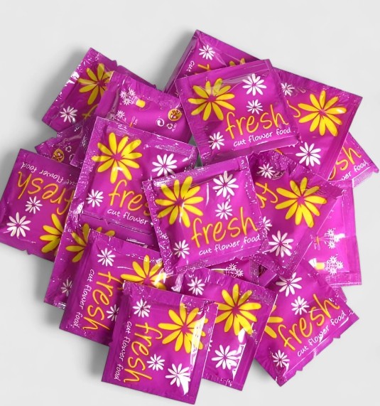Alimento para flores en polvo. Caja de 1000 sobres. Dosificación: 1 sobre por 0,5L de agua.