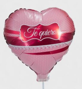 Globo romántico en forma de corazón con texto TE QUIERO y accesorios