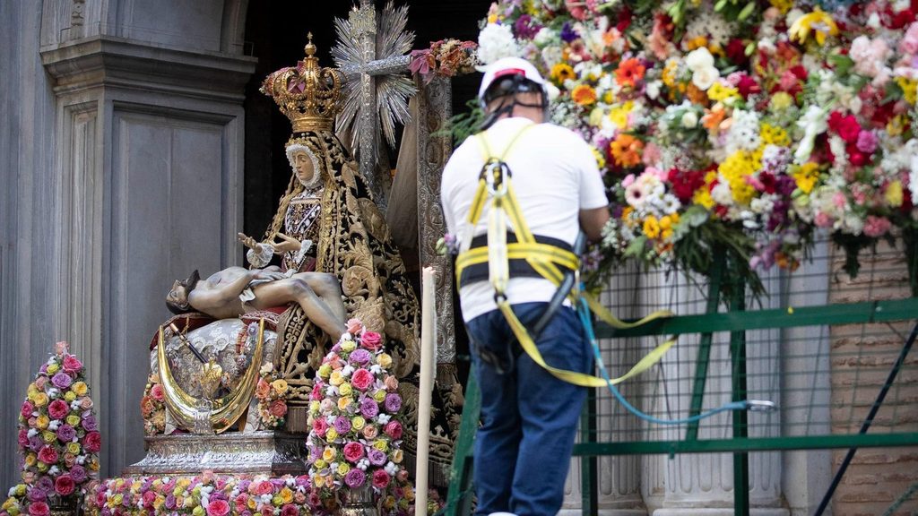 Ofrenda Floral a la Virgen de las Angustias en Granada