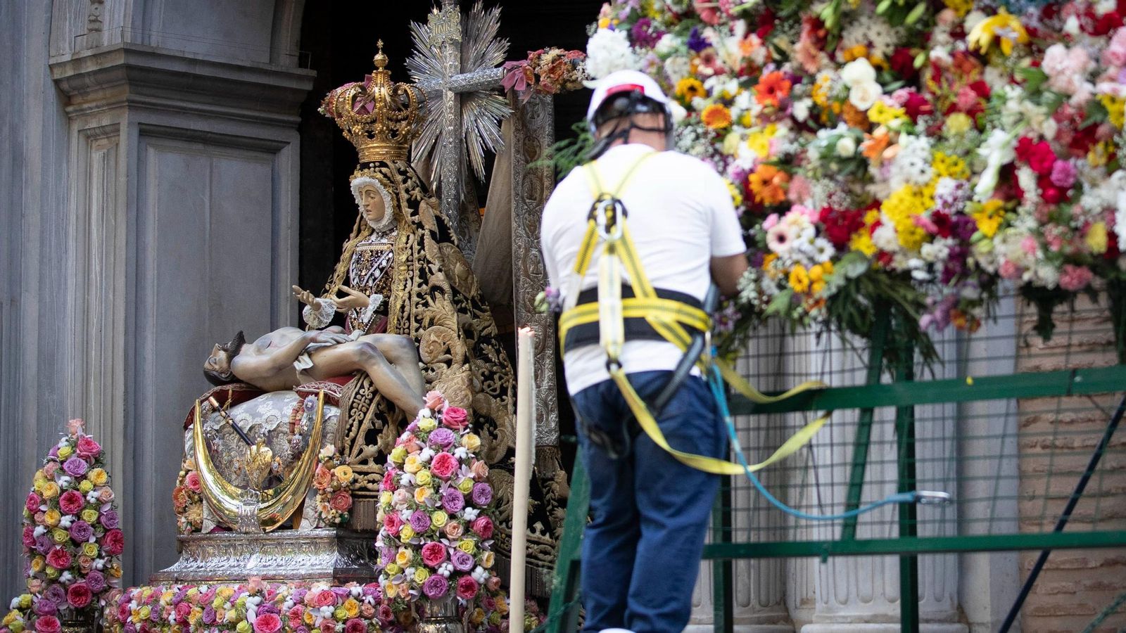 Ofrenda Floral a la Virgen de las Angustias en Granada