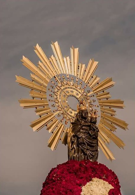 Ofrenda floral a la Virgen del Pilar durante el 12 de octubre