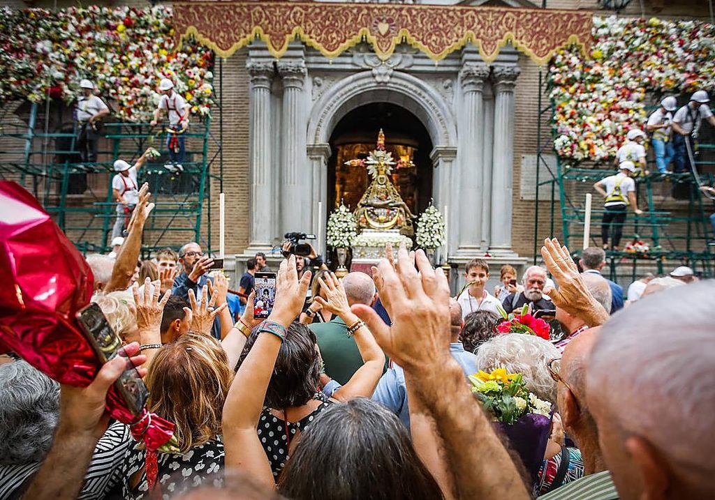 Granadinos participando en la Ofrenda Floral a la Virgen de las Angustias