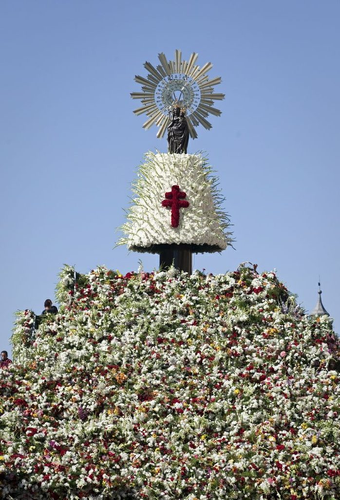 Ofrenda floral a la Virgen del Pilar durante el 12 de octubre